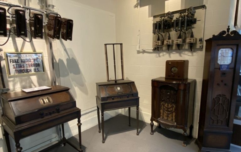 When radio was used more in the living room the cabinet appearance took on an elegant design